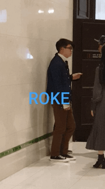 도경수 연기활동 무대인사 대기하는동안 뒤에서 러브샷 안무연습한거 | 인스티즈