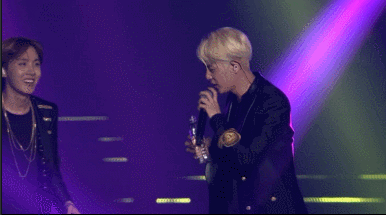 방탄 콘서트에서 관객석쪽에 물 뿌리는 사람이 있는가하면 | 인스티즈