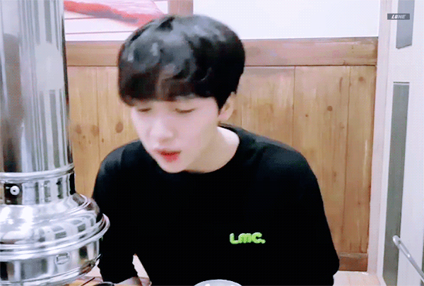 생일때 고깃집가서 케이크촛불 대신 고기불판 부는 아이돌 | 인스티즈