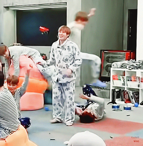 하성운 잠옷 숙소가는 줄 알고 팬이 준거 챙겼는데 우연히 제로베이스 간거 맞지?? | 인스티즈