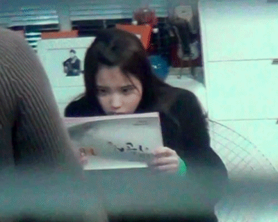 [잡담] 막판 스퍼트로 대본 개빨리 읽는 귀여운 아이유 볼사람 | 인스티즈