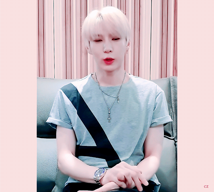 택운이 말하다가 중간버퍼링 생길때 입 꾹누르고 할 말 생각하는거 | 인스티즈