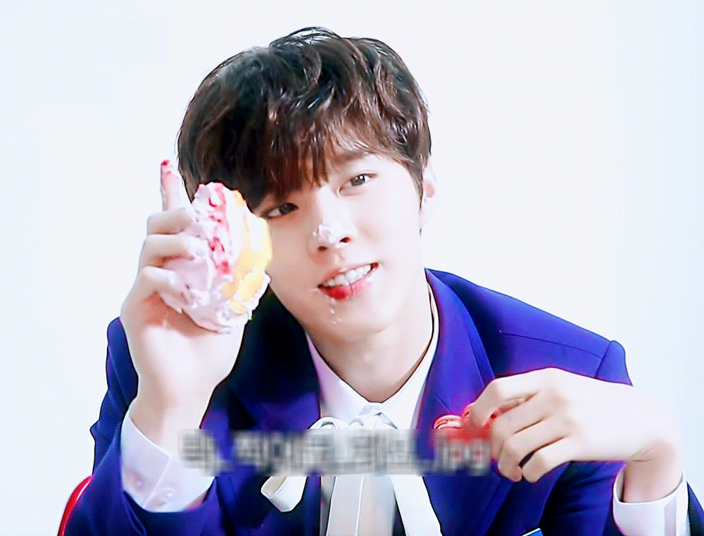 김우석한테 케이크나 화장품 광고 맡기면 이렇게 됨 gif | 인스티즈