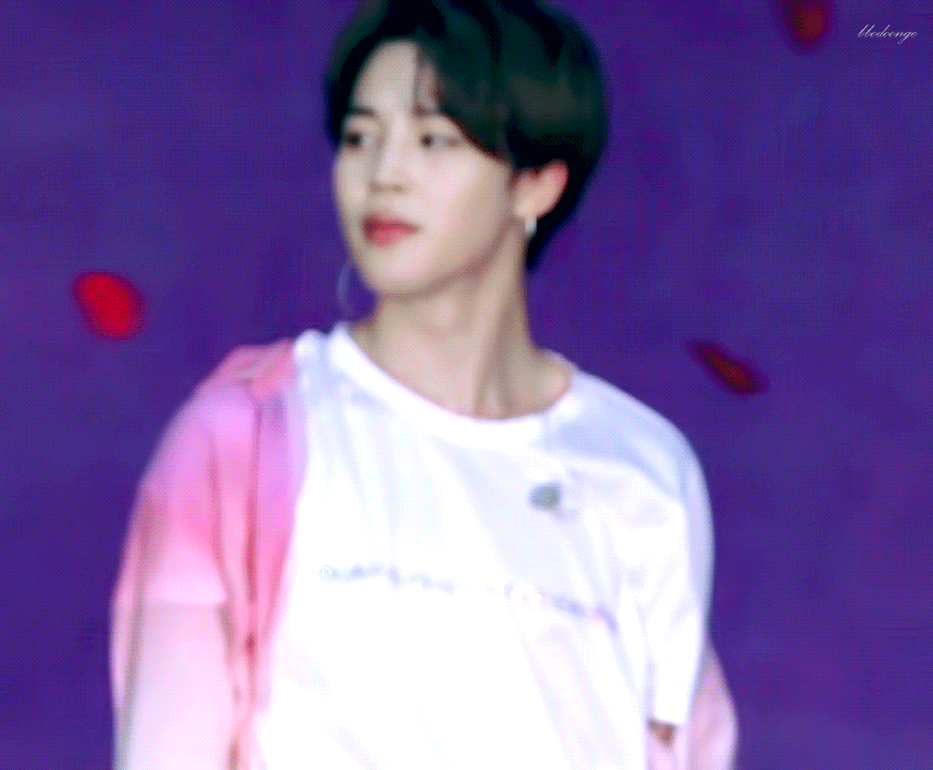 방탄 지민이 입은 옷 등에 왜 구멍 났어? | 인스티즈