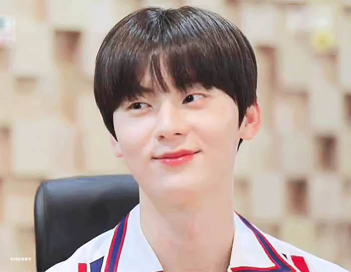 약간 뉴이스트 황민현 뭐라고 해야하나,...? | 인스티즈