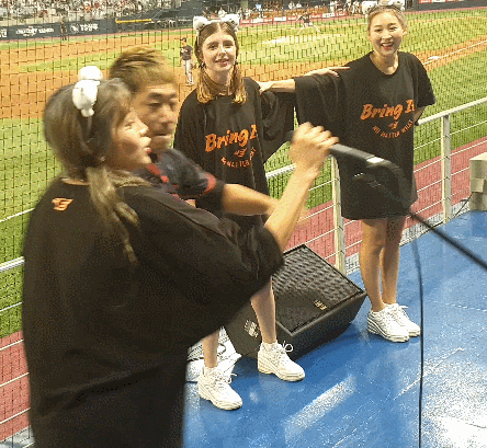 마이크 잡으려고 싸우는 치어리더와 응원단장 | 인스티즈