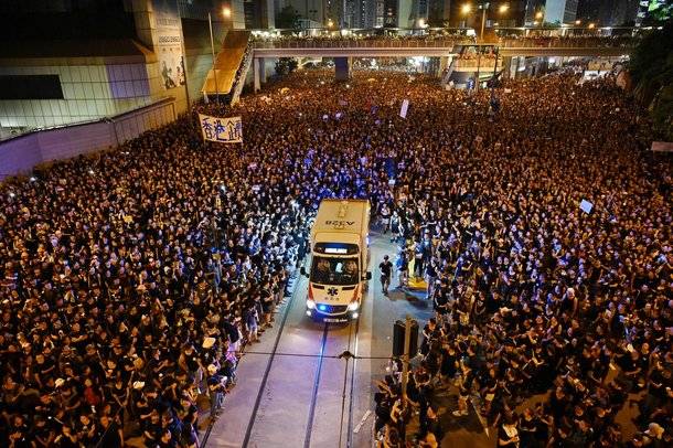 홍콩 시위도중 한명이 쓰러지자 일어난일.jpg | 인스티즈