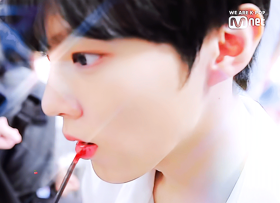 김우석 혼자 립바르는거 도라따 광고 언제 찍어 | 인스티즈