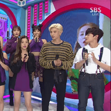 방금 글에서 본 건데 이거 아이린 님 레오 님이 따라하는 거 보고 웃는 거야? ㅋㅋㅋㅋ큐ㅠㅠㅠ | 인스티즈