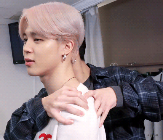 방탄 지민 어깨에 담 잘 걸려서 정국이가 마사지 자주 해주는거 좋아 | 인스티즈