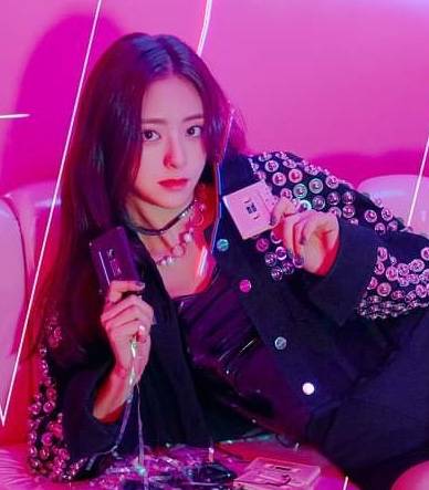 방탄 뮤비에 출연했었던 ITZY래 | 인스티즈