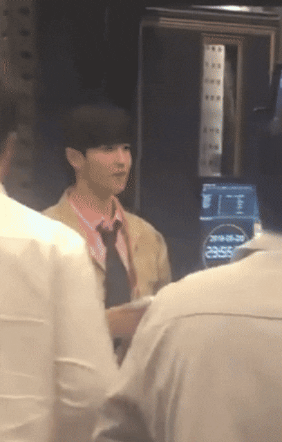 신인가수가 방송국 스탭들한테 CD돌리는 광경 gif | 인스티즈