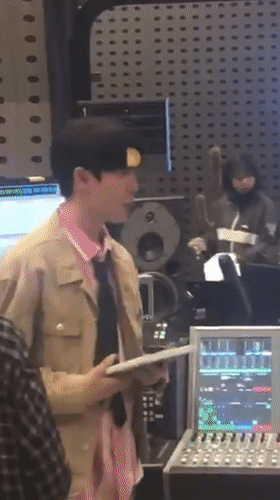 신인가수가 방송국 스탭들한테 CD돌리는 광경 gif | 인스티즈