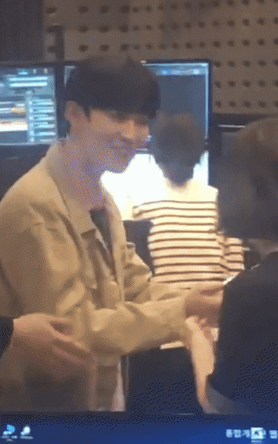 신인가수가 방송국 스탭들한테 CD돌리는 광경 gif | 인스티즈