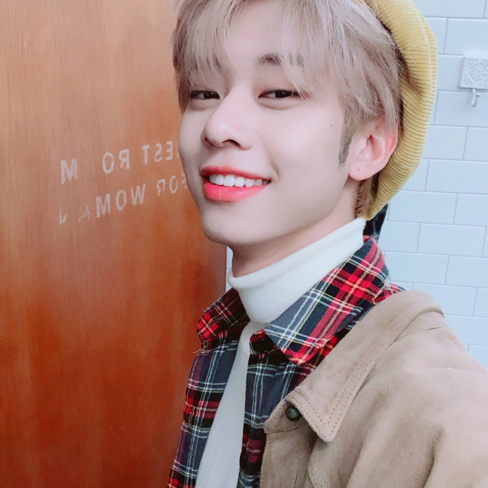 뱀눈 아닌데 왤케 뱀눈이라는 단어가 잘어울리지? (주어 에이비식스) | 인스티즈