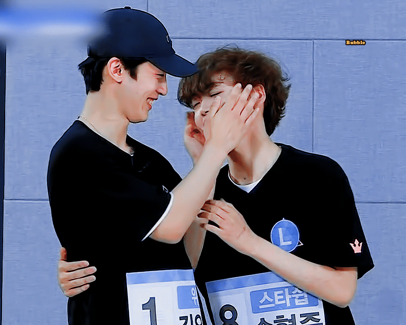 송형준 진짜 사람 손 잘 타는 짤들 모음 | 인스티즈