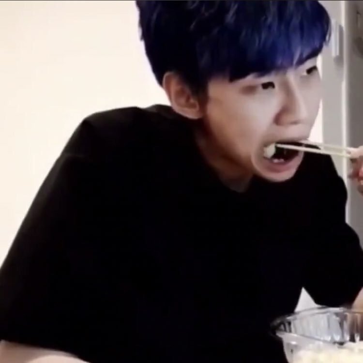 이진혁 공카에는 이래놓고 브이앱에서 김밥먹방했네? | 인스티즈