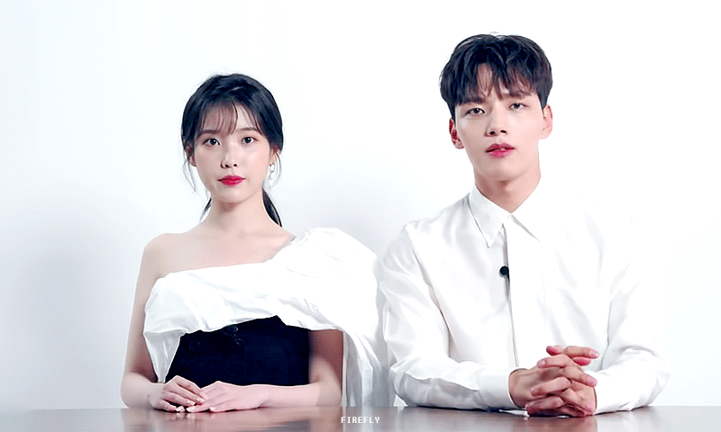 아이유는 혼자 있을 때는 애같은데 더 어린 사람 옆에 있으면 나이가 더 많은게 보인다 | 인스티즈