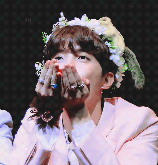 다람쥐 화관 쓴 호석 | 인스티즈