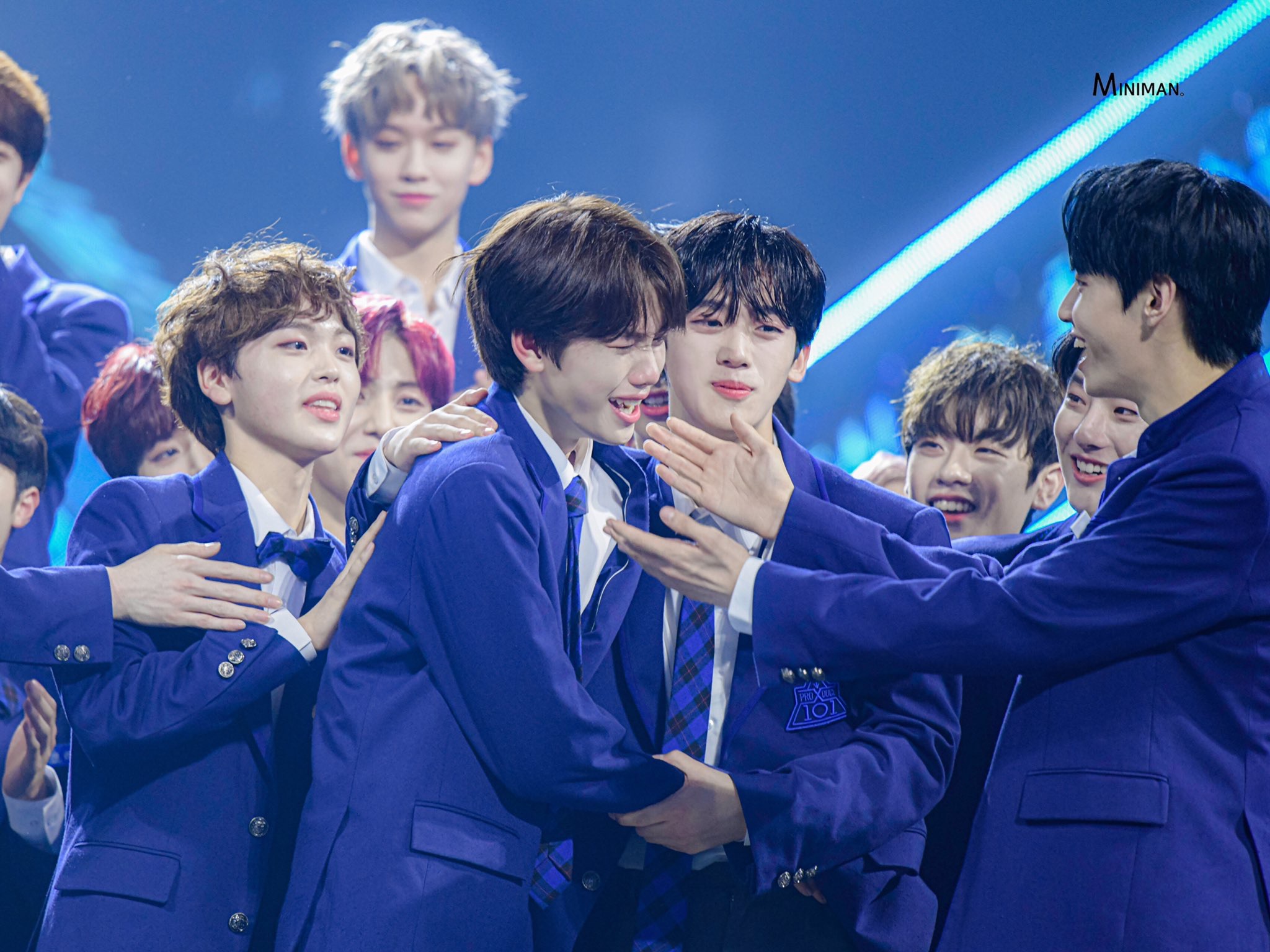 헐 이사진 김요한이 안고있는 멤버 준호아니고 | 인스티즈