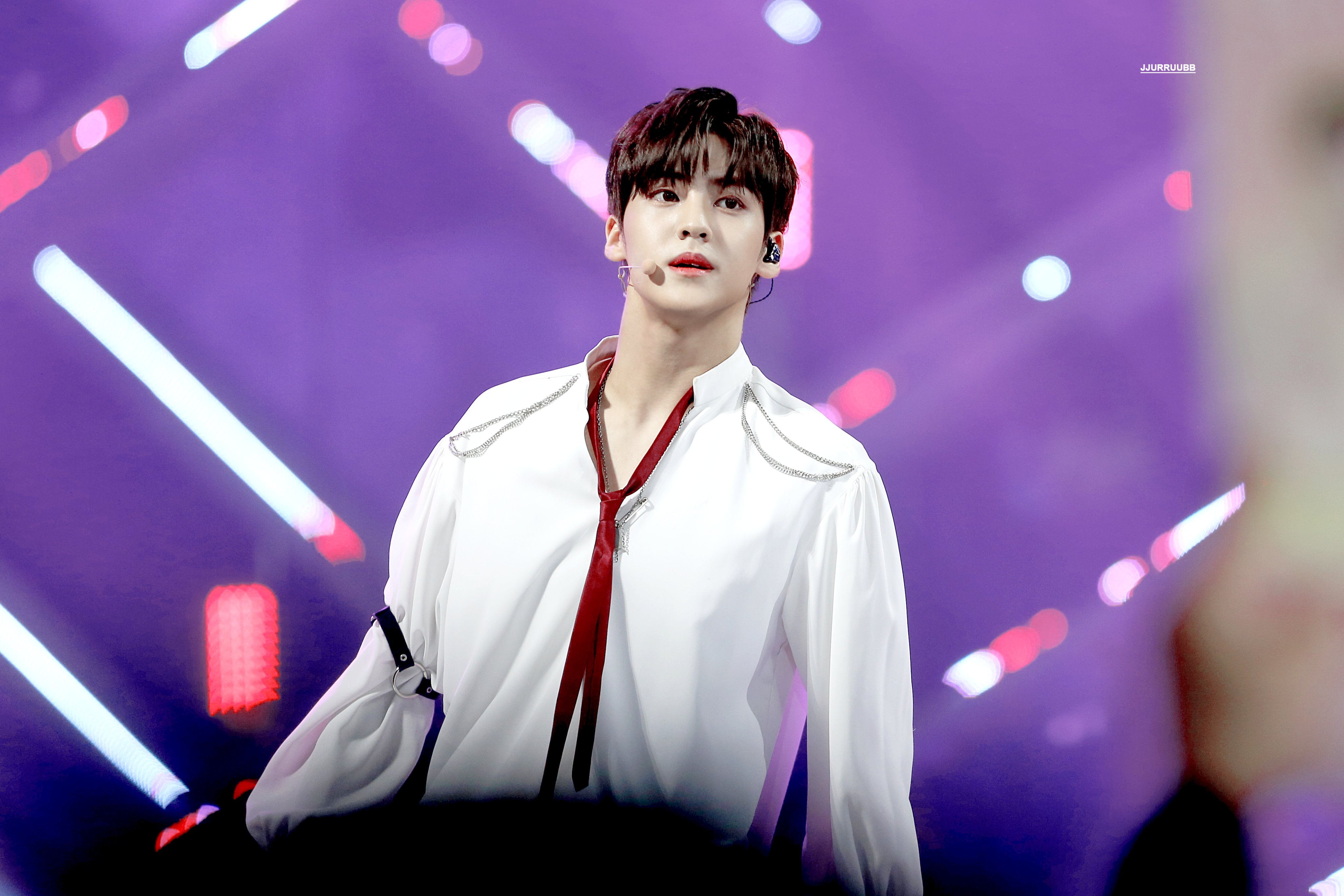 송유빈 흰색 너무 잘어울려 | 인스티즈