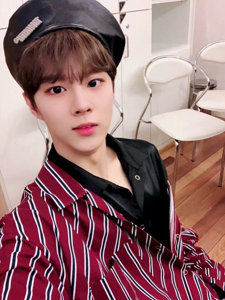 김우석 미공개 셀카 모아서 포카집이나 usb로 팔면 | 인스티즈