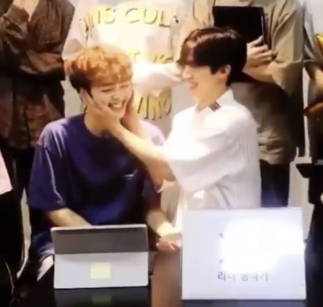 송형준 진짜 사람 손 잘 타는 짤들 모음 | 인스티즈