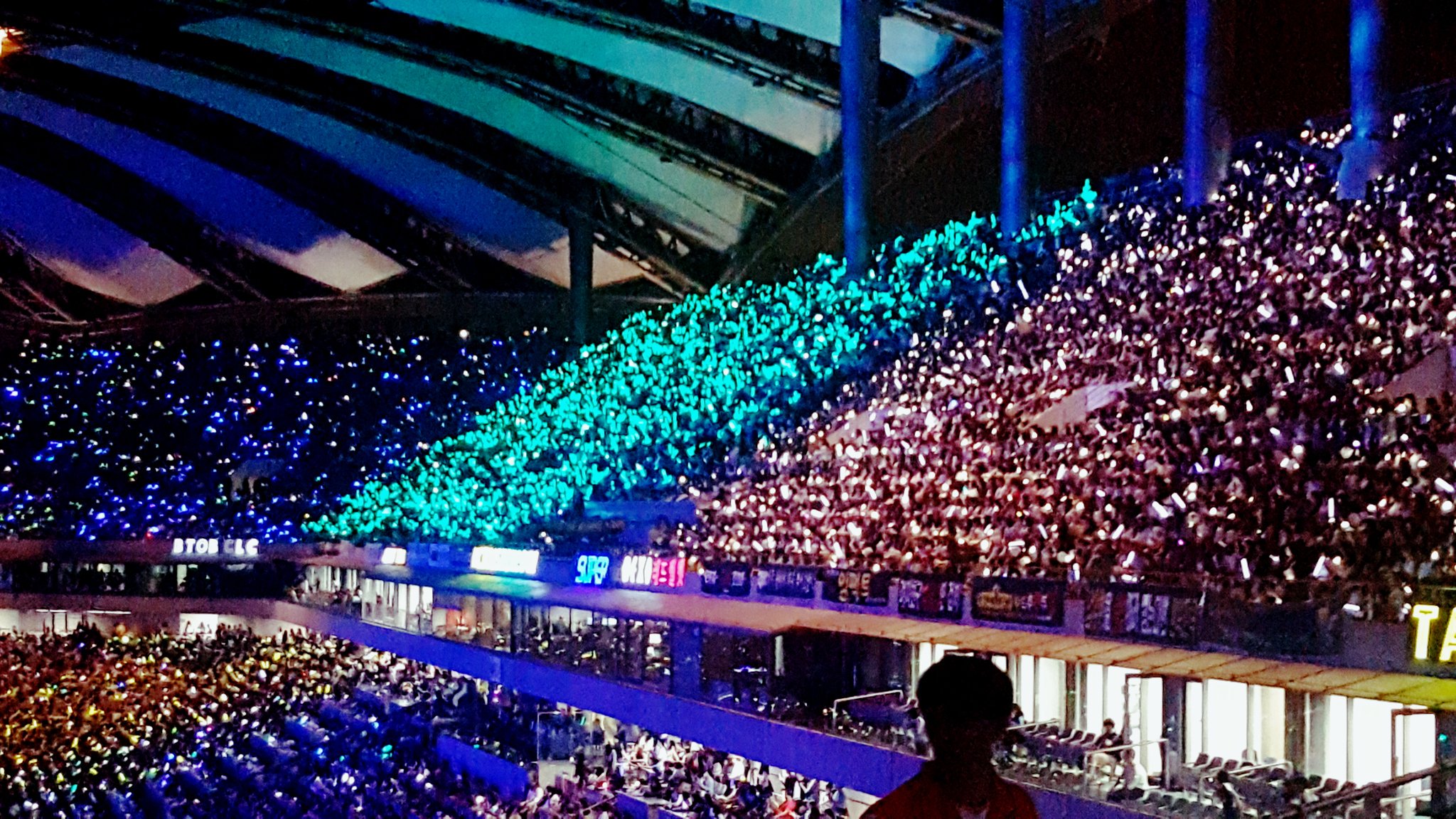 [잡담] 인기글에서 언급되길래 모아본 샤이니 응원봉 발광력 | 인스티즈