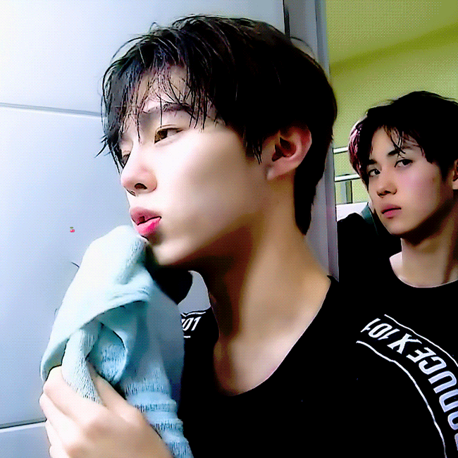 김우석한테 케이크나 화장품 광고 맡기면 이렇게 됨 gif | 인스티즈