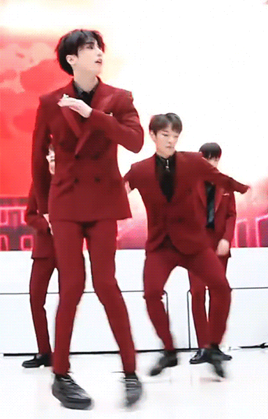 진짜 피지컬 개쩌는데 수트입으니까 최고다 | 인스티즈