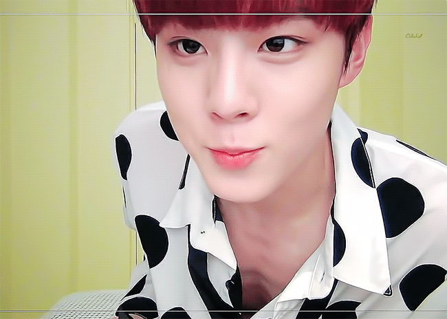 김우석 진짜 말랐나봐ㅜㅜ 셔츠로 몸 보이는데 | 인스티즈