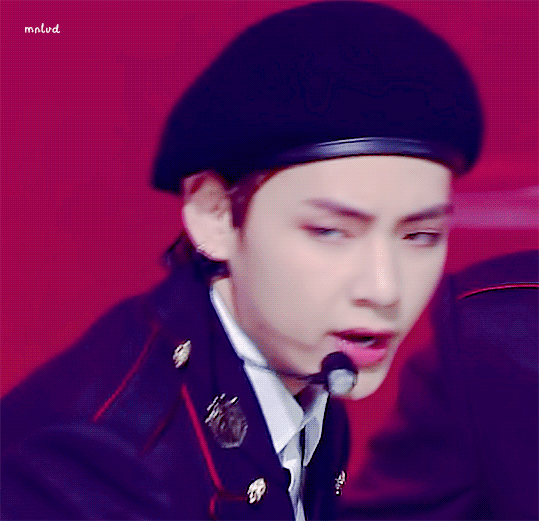 다들 반다나에 빠져있을때 꿋꿋이 자리를 지킨 뷔 베레모 처돌이 | 인스티즈