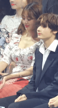 스태프 도와주는 지효.gif | 인스티즈