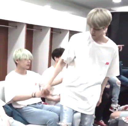 헐 뷔진!! 형아 손목 잡고 끌어와서 자기 무릎에 앉히는 김태형 봄? | 인스티즈