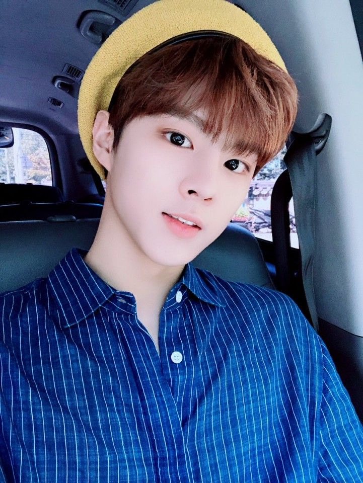 김우석 미공개 셀카 모아서 포카집이나 usb로 팔면 | 인스티즈