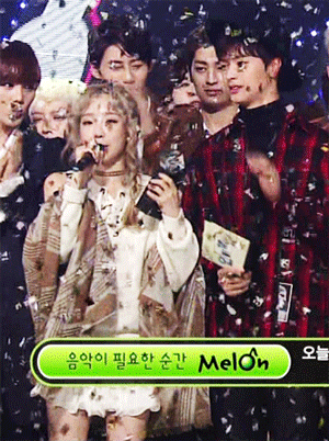 이 짤 뒤에 있는 사람 이진혁이야? | 인스티즈