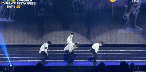 크롭티, 뒤트임 옷 입고 무대한 남자 아이돌.jpgif | 인스티즈