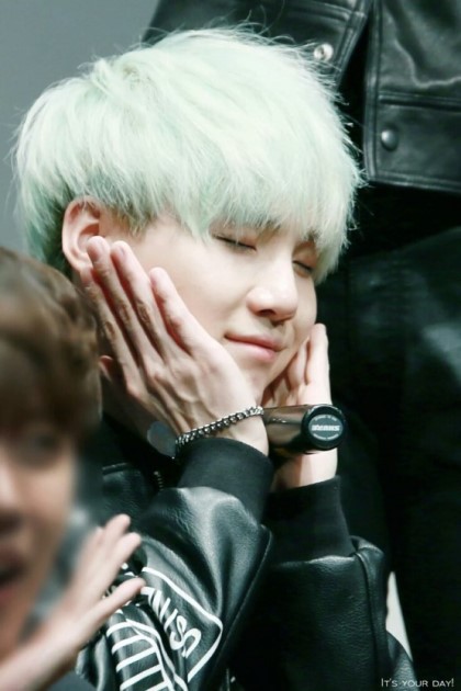 방탄 슈가 막내노는데 이거 뭔데좋짘ㅋㅋㅋㅋㅋㅋㅋㅋ | 인스티즈