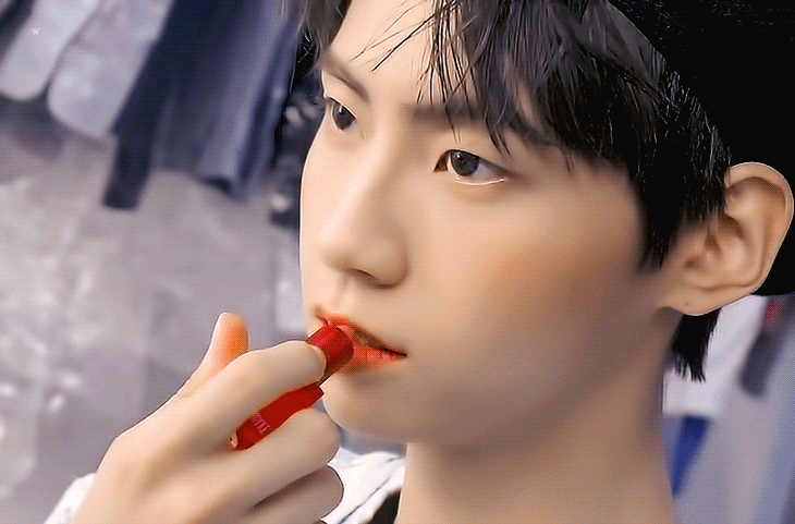 김우석 이진혁 입술 바를때 차이점 알려줌 | 인스티즈