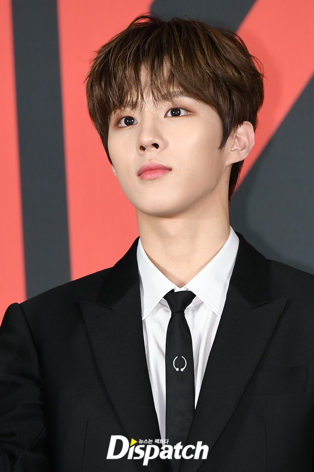 아니 김우석은 매번 기사사진이 어쩜 이래??? | 인스티즈