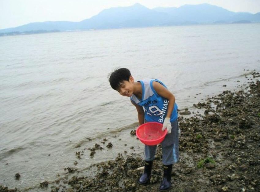 방탄 정국 어릴때 조개 잡이 체험 간거 진짜야? | 인스티즈