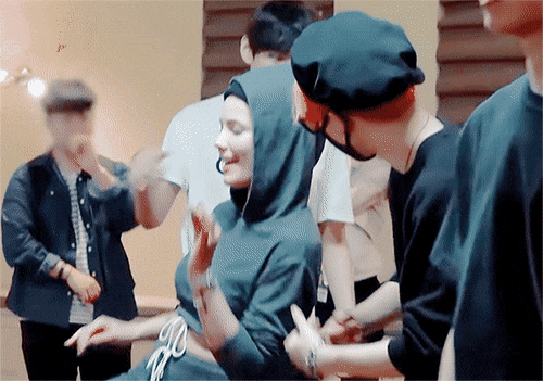 [잡담] 방탄 지민 할시 인터뷰 때 마이크 들어주는거 좋댜 | 인스티즈