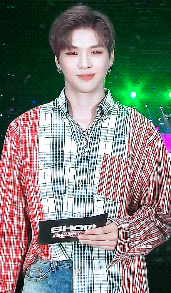 강다니엘 공대제틱날은 얼굴이 다살렸지... | 인스티즈