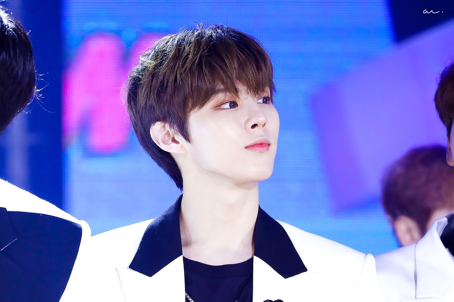 김우석 새침하고 조련쩔게하게 생겨서 팬들한테 노빠꾸 혜자 떡밥주는게 젤 기여워 | 인스티즈