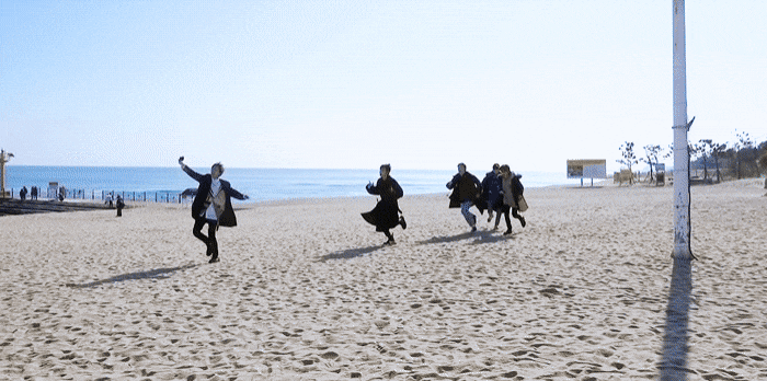 바닷가에서 이러고 있는 아이들을 보신다면 투바투입니다 | 인스티즈