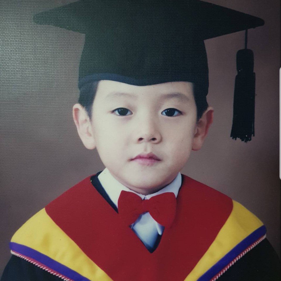 직원이 비오는 날에 우산 던지고 달려와서 너한테서 후광을 봤다며 캐스팅한 아이돌의 데뷔전 비주얼 | 인스티즈