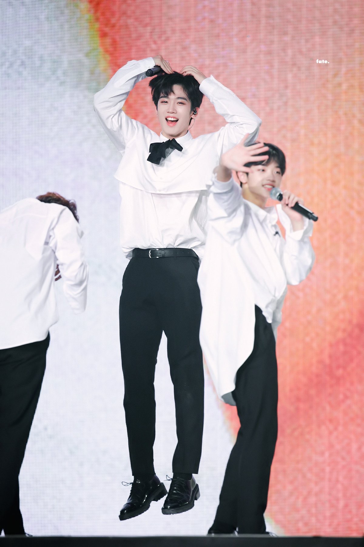 너네 다 이거나 보고가 위기롭단,들에게 하트 날리는 요한이 | 인스티즈