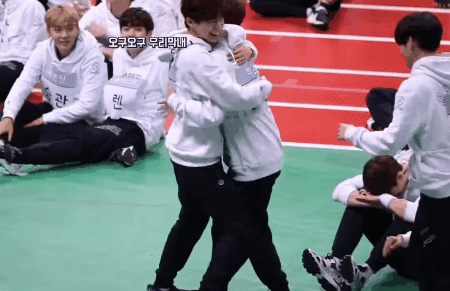 아육대에서 단독인터뷰하고 돌아온 막내 부둥부둥해주는 짤 | 인스티즈