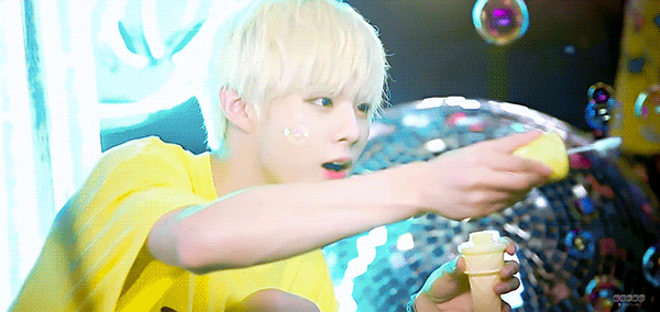 김우석한테 케이크나 화장품 광고 맡기면 이렇게 됨 gif | 인스티즈