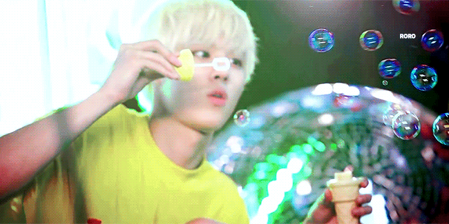 김우석한테 케이크나 화장품 광고 맡기면 이렇게 됨 gif | 인스티즈